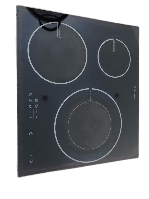 Plaque à induction Electrolux avec trois foyers.
