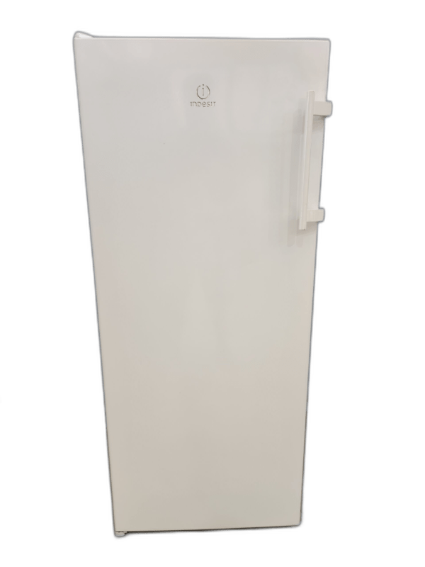 Réfrigérateur blanc de marque Indesit.