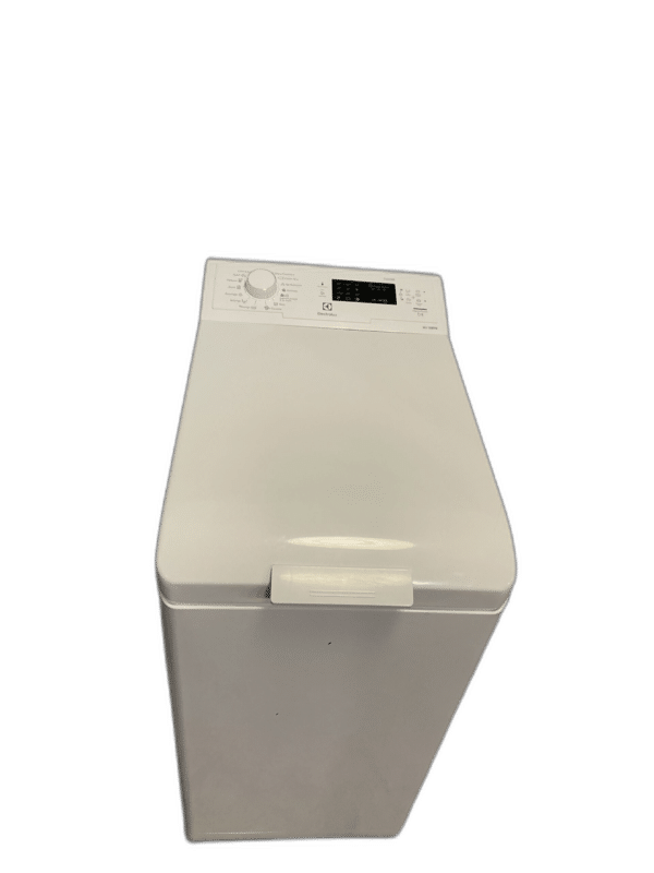Lave-linge blanc à chargement par le dessus.